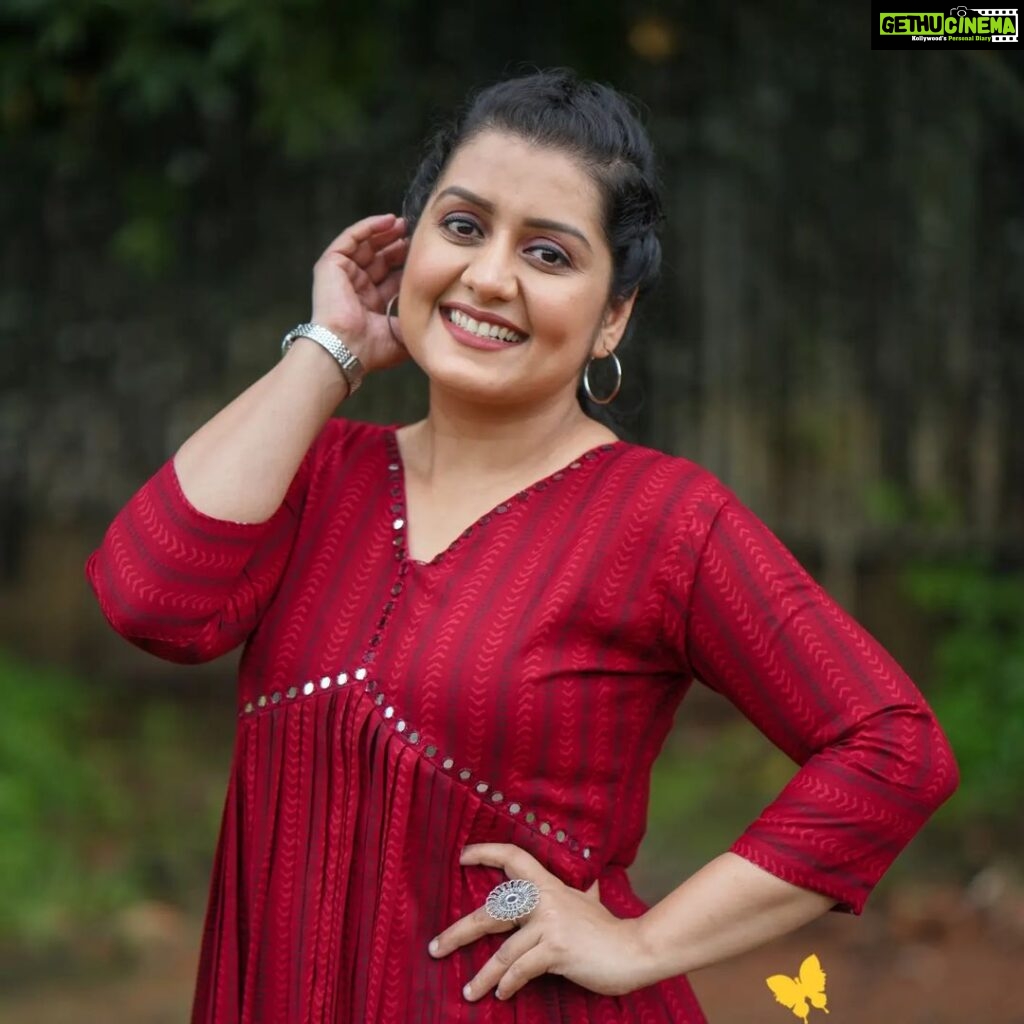 Sarayu Mohan Instagram - Have a bright sunday Clicks :@__vivid_snaps Mua @jaz_bridal_makeover Aliyacut frock Yoke and sleev mirror work Wrinkle material Sizes s to xxl Rate899/free shipping kerala
