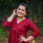 Sarayu Mohan Instagram - Have a bright sunday Clicks :@__vivid_snaps Mua @jaz_bridal_makeover Aliyacut frock Yoke and sleev mirror work Wrinkle material Sizes s to xxl Rate899/free shipping kerala