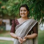 Sarayu Mohan Instagram - നാൽവരി കവിത പോൽ ചെറിയൊരു ജീവിതം നിറയുന്നിന്നീ ദിനത്തിൽ ചിരികൾ എന്നോരം നേർന്നോരാ ആശംസകൾ ചേർക്കുന്നു നെഞ്ചോരം♥️ Clicks my own @_story_telle__r ♥️ Ernakulathappan- Lord Shiva Temple at Ernakulam