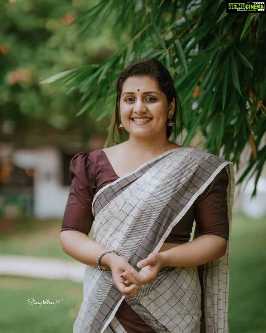 Sarayu Mohan Instagram - നാൽവരി കവിത പോൽ ചെറിയൊരു ജീവിതം നിറയുന്നിന്നീ ദിനത്തിൽ ചിരികൾ എന്നോരം നേർന്നോരാ ആശംസകൾ ചേർക്കുന്നു നെഞ്ചോരം♥️ Clicks my own @_story_telle__r ♥️ Ernakulathappan- Lord Shiva Temple at Ernakulam