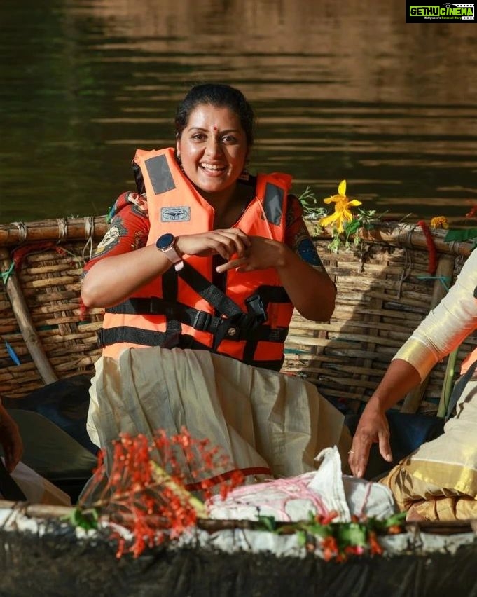 Sarayu Mohan Instagram - പത്തനംതിട്ട കരിയാട്ടത്തിന്റെ ഭാഗമായി നടന്ന സംസ്ഥാനത്തെ ആദ്യത്തെ കുട്ടവഞ്ചി തുഴച്ചിൽ മത്സരത്തിന് സാക്ഷ്യം വഹിക്കാൻ സാധിച്ചു... കുട്ടവഞ്ചിയിൽ കയറാനും ♥️ Thanks to @benoj_chennatt @vinu__krishnan Adavi Eco Tourism