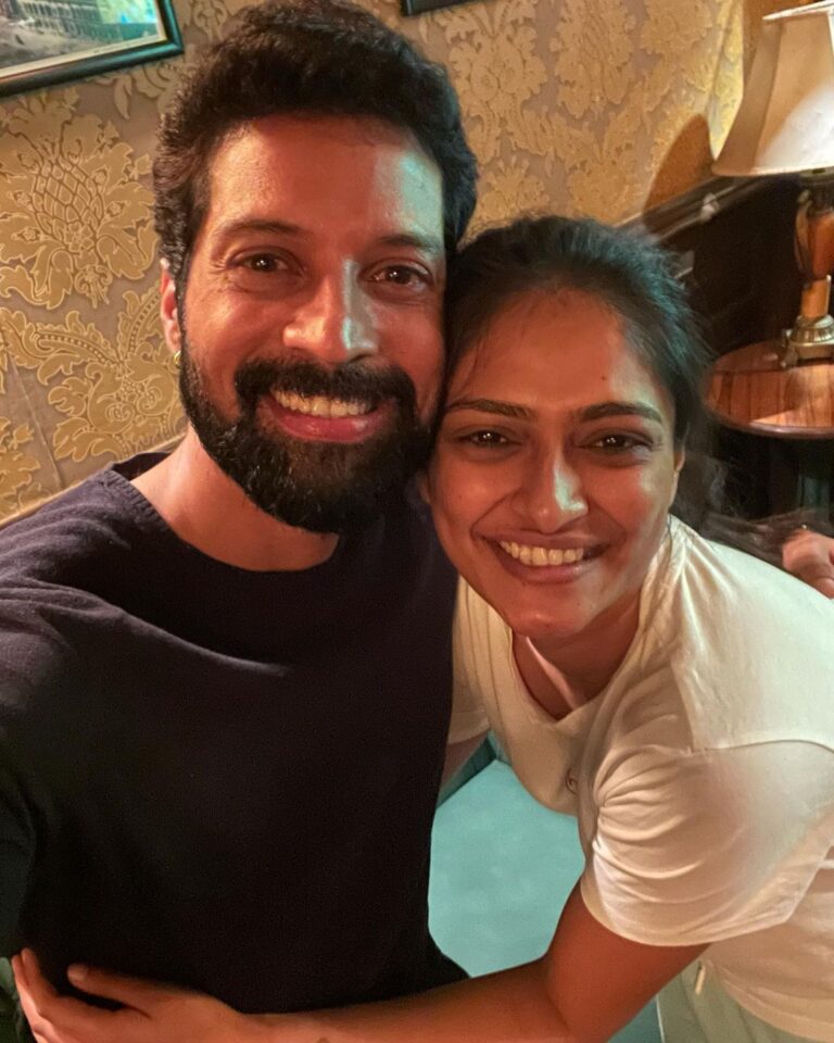 Sastika Rajendran Instagram - Meanwhile Daniel bailed Krithika out of the jail and they started plotting their next 😂 Have you watched the #fallonhotstar yet? @santhoshprathapoffl #friends #Fall #hotstar Chennai, India