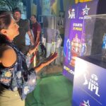 Sastika Rajendran Instagram – Appane Muruga. Perusa ethum keka porathu Illa. 5th time @chennaiipl Intha trophy ah thatti thookiranum! Ambuttuthaannn 💛
Apdiyae makkal ellarum marakkama @starsportstamil la #TataIPL ah kandu magizhungalllll ⭐️⭐️⭐️

#ipl2023 #Tataipl #iplonstar 
#AllaboutYesterday #TrophyTour Chepauk Stadium