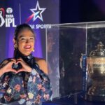 Sastika Rajendran Instagram – Appane Muruga. Perusa ethum keka porathu Illa. 5th time @chennaiipl Intha trophy ah thatti thookiranum! Ambuttuthaannn 💛
Apdiyae makkal ellarum marakkama @starsportstamil la #TataIPL ah kandu magizhungalllll ⭐️⭐️⭐️

#ipl2023 #Tataipl #iplonstar 
#AllaboutYesterday #TrophyTour Chepauk Stadium