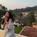 Sastika Rajendran Instagram – A place full of infinite childhood memories 💕 #Ooty #Coonoor #Kotagiri #queenofhills
A mini solo vacay to my favourite place ❤️ Met a couple of friends 👯‍♀️ Had avara udhuka made with love 💗 Ran towards the school compound 🏫Took a tea break with @rinigloria ☕️ Cuddled myself in the cold weather 🥶 Left a piece of my heart there 💜 
Back to business tomorrow 🎥 😮‍💨
#solo #solotravel #instagood Ooty & Coonoor, Nilgiri Hills, Tamil Nadu