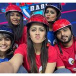 Sastika Rajendran Instagram - Watch Run Baby Run today at 1 pm on @zeetamizh!!! I had soooo much fun with this bunch ❤️❤️❤️ P.S @vjpappu was “under construction” while we were taking these.