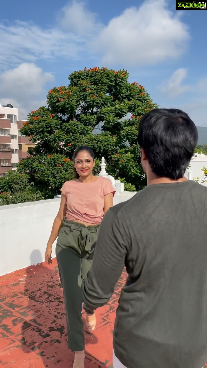 Sastika Rajendran Instagram - Old video! New song! Verethum illa! Scroll pannitu poitey irukavum! @balaji_krishnan_ Instagram playing basketball in our lives 😂🤦🏼♀️ #halamathihabibo #instagood #reels