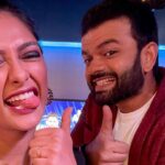 Sastika Rajendran Instagram – “First Live” on @starsportstamil 🤩 
with my saviour @vishnowarrier 🌟
Had so much fun hosting it with @iamslackie screaming in my ear 😂 and @that_sensitive_kid screaming far away 🤩😅
#VaaModhiPaaru #PKL #prokabaddi Star India