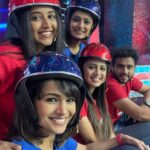 Sastika Rajendran Instagram - Watch Run Baby Run today at 1 pm on @zeetamizh!!! I had soooo much fun with this bunch ❤️❤️❤️ P.S @vjpappu was “under construction” while we were taking these.