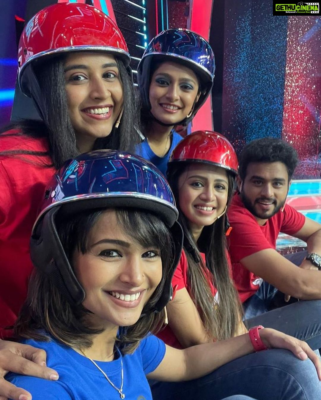 Sastika Rajendran Instagram - Watch Run Baby Run today at 1 pm on @zeetamizh!!! I had soooo much fun with this bunch ❤️❤️❤️ P.S @vjpappu was “under construction” while we were taking these.