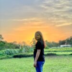 Sastika Rajendran Instagram – @tikka995 used no filter because that’s exactly how sunsets look in #Pollachi! 
#shotoniphone by my girlfriend! 
#sunsets #sunsetsky #farmlife 642005