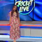 Sastika Rajendran Instagram – Off camera vs On camera 
Always keeping it real 🌸🌸🌸

Styled by @mrignain 
Assisted by : @kbabel_1711 @krunal.mewada007 
📸 @auhsojv Joshhhhhuaaaa 😂

#CricketLive #IPL2023 #TataIPL2023 #IPLonStar