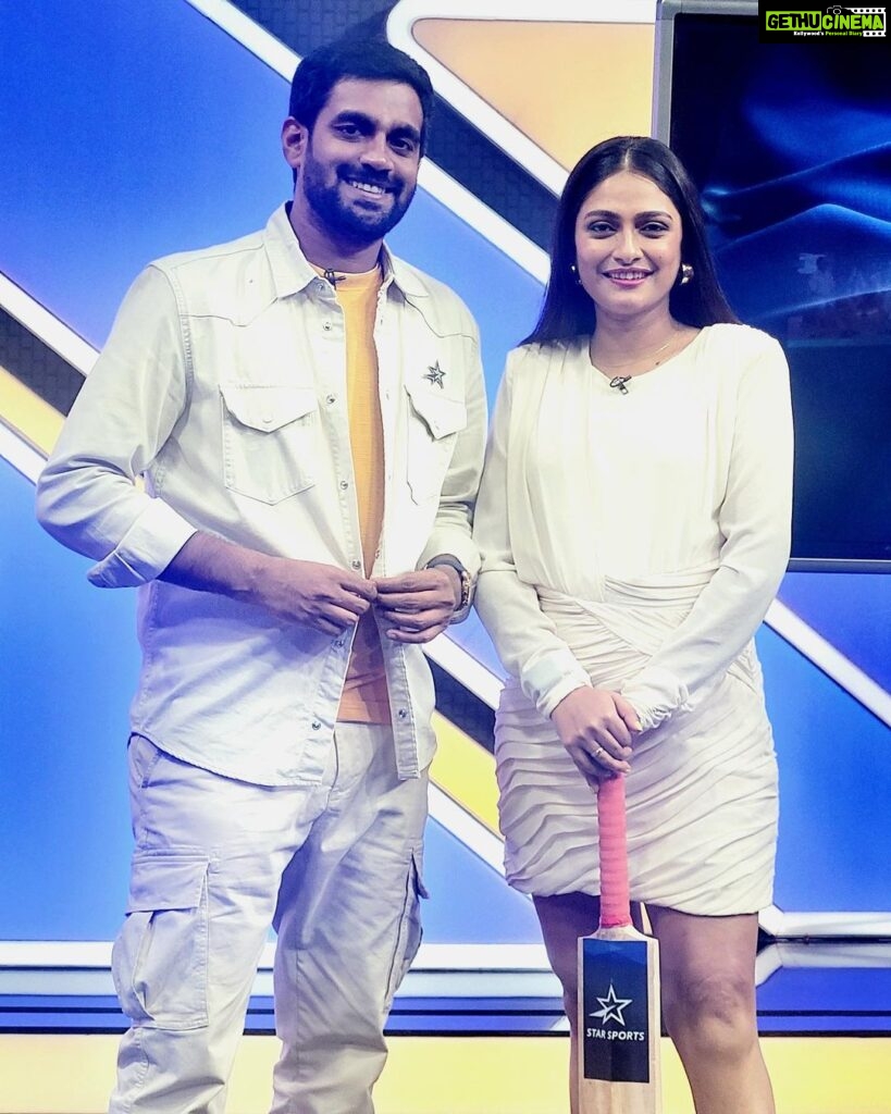 Sastika Rajendran Instagram - Debut IPL with the Don of IPL Thank you machan 💫 Thoroughly enjoying it. Taking all the learning from the legends. And being thankful for it. Styled by @mrignain for #TataIPL2023 on @starsportstamil நன்றி 🙏🏽🙏🏽🙏🏽 Mumbai
