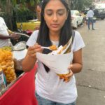 Sastika Rajendran Instagram - Bhel Puri saapidunga friend @niranjananagarajan 😅😅😅 #throwback to the day when ninja tried to lose me in the street of #Mumbai 🥹😅
