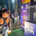Sastika Rajendran Instagram - Appane Muruga. Perusa ethum keka porathu Illa. 5th time @chennaiipl Intha trophy ah thatti thookiranum! Ambuttuthaannn 💛 Apdiyae makkal ellarum marakkama @starsportstamil la #TataIPL ah kandu magizhungalllll ⭐️⭐️⭐️ #ipl2023 #Tataipl #iplonstar #AllaboutYesterday #TrophyTour Chepauk Stadium