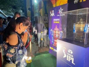 Sastika Rajendran Instagram - Appane Muruga. Perusa ethum keka porathu Illa. 5th time @chennaiipl Intha trophy ah thatti thookiranum! Ambuttuthaannn 💛
Apdiyae makkal ellarum marakkama @starsportstamil la #TataIPL ah kandu magizhungalllll ⭐️⭐️⭐️

#ipl2023 #Tataipl #iplonstar 
#AllaboutYesterday #TrophyTour