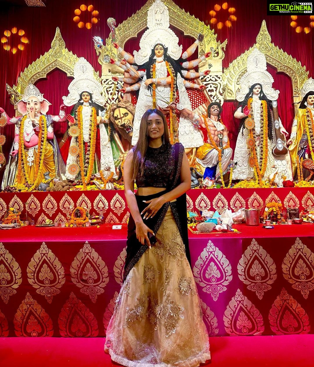 Satarupa Pyne Instagram - Subho Nabami β€οΈπ. ||||. Outfit courtesy - @rangoliindia || Styling - @neogisatabdi. || Design @nikhiljainoffcl thanks for this beautiful outfit. || #duggadugga #satarupapyne #pyne #pyneholics #masterpiece #durgapuja #Durgapuja #instatb #instahub #tbts #reminisce #swsupport #reminiscing #instabollywood #instagram North Bombay Durga Puja