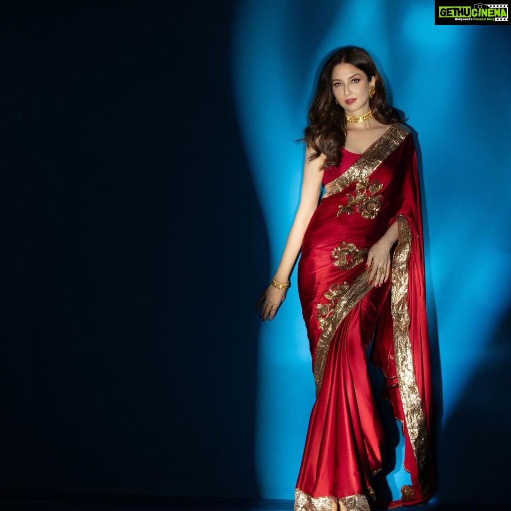 Saumya Tandon Instagram - Red Saree! You can’t not wear or have red saree in your life. It’s done to death but you can’t miss wearing a red saree. It’s eternal beauty. Tales of red saree! Pictures @rupalisaagarphotography Outfit @jadonindia.official Stylist @shalu_jaiswani Hair @jyoti_gabit Studio @the_artofvisuals #saumyatandon #red #redsaree #saree Mumbai, Maharashtra