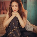 Saumya Tandon Instagram - How many times I think what if I had to relive my life , will I do things differently, what would I change and how will it be if I took another choice…., I wouldn’t give the typical perfect answer that I wouldn’t change anything , I surely wonder may be I could have done it better and differently, worked harder , been more positive or may be worried less or May could have waited more before taking a choice……. And then this song I grew up listening to…..eternal Jagjit singh , Chitra is singing this offcourse . I was in school I too hugely to ghazals and all I knew of it was thanks to Jagjit singh. Wonder how this generation could ever grow without the poetry and deal with loneliness and heartache without his songs. Clicked by @deepak_das_photography #saumayatandon #mood #potrait