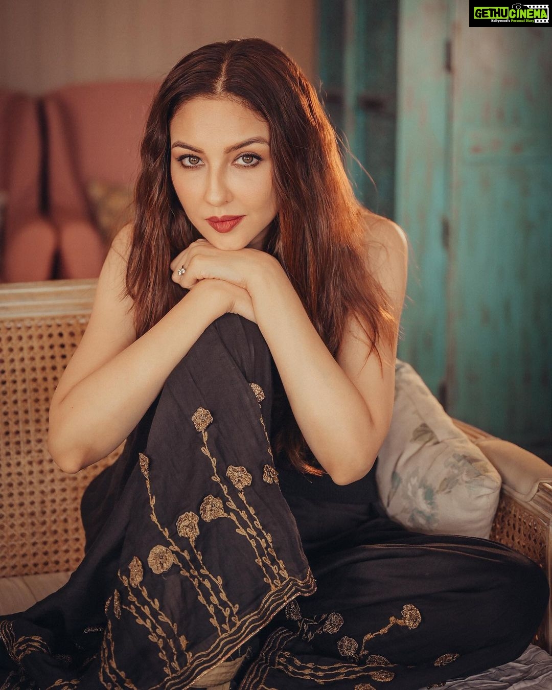 Saumya Tandon Instagram - How many times I think what if I had to relive my life , will I do things differently, what would I change and how will it be if I took another choice…., I wouldn’t give the typical perfect answer that I wouldn’t change anything , I surely wonder may be I could have done it better and differently, worked harder , been more positive or may be worried less or May could have waited more before taking a choice……. And then this song I grew up listening to…..eternal Jagjit singh , Chitra is singing this offcourse . I was in school I too hugely to ghazals and all I knew of it was thanks to Jagjit singh. Wonder how this generation could ever grow without the poetry and deal with loneliness and heartache without his songs. Clicked by @deepak_das_photography #saumayatandon #mood #potrait