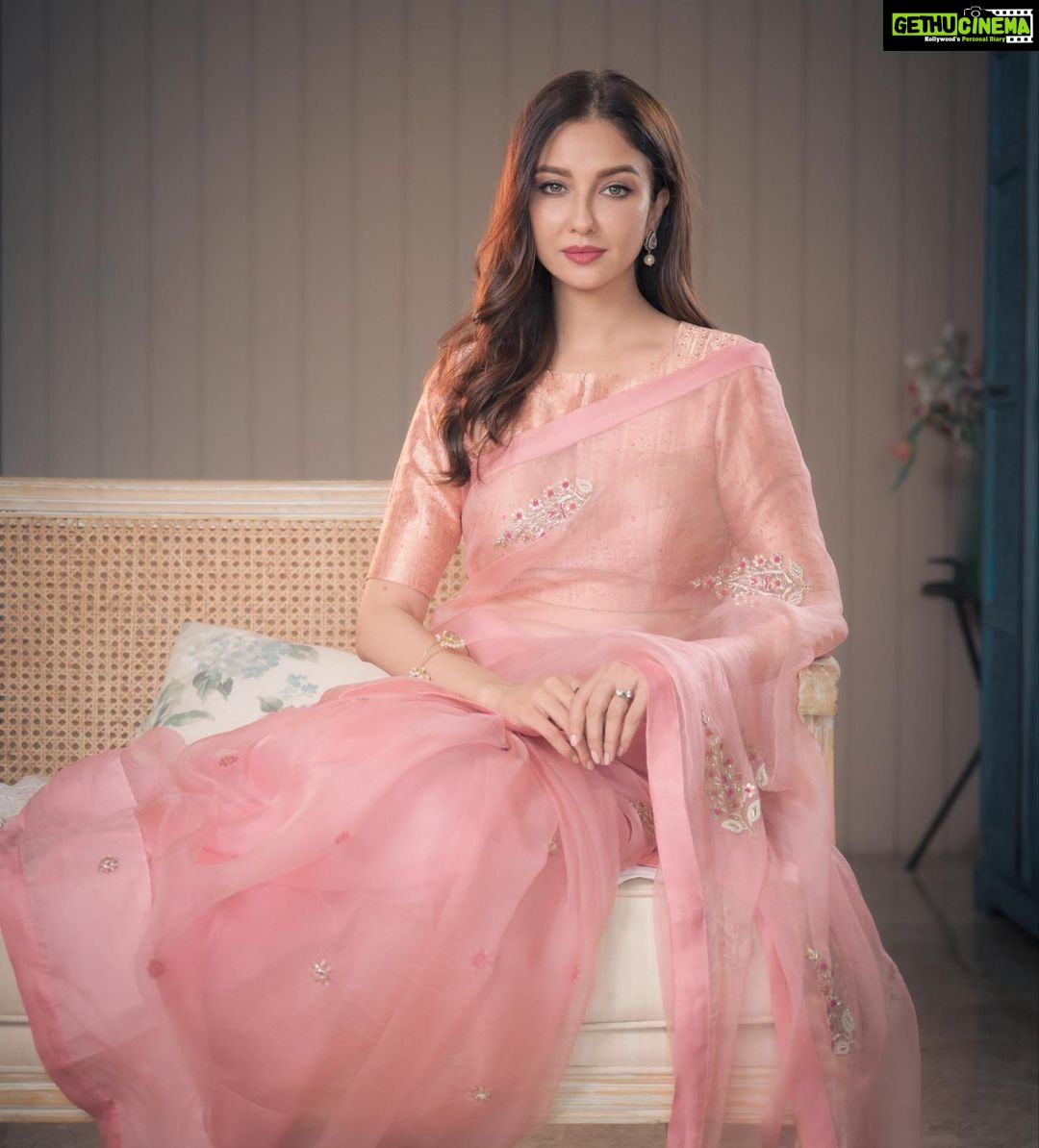 Saumya Tandon Instagram - Saree love! Ready for the aarti and visiting friends and taking blessings from Bappa. #saumyatandon #saree #sareelove Shot by @deepak_das_photography Saree @thesilksaga Styled by @shalu_jaiswani Hair by @jyoti_gabit Mumbai, Maharashtra
