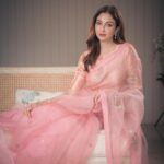 Saumya Tandon Instagram - Saree love! Ready for the aarti and visiting friends and taking blessings from Bappa. #saumyatandon #saree #sareelove Shot by @deepak_das_photography Saree @thesilksaga Styled by @shalu_jaiswani Hair by @jyoti_gabit Mumbai, Maharashtra