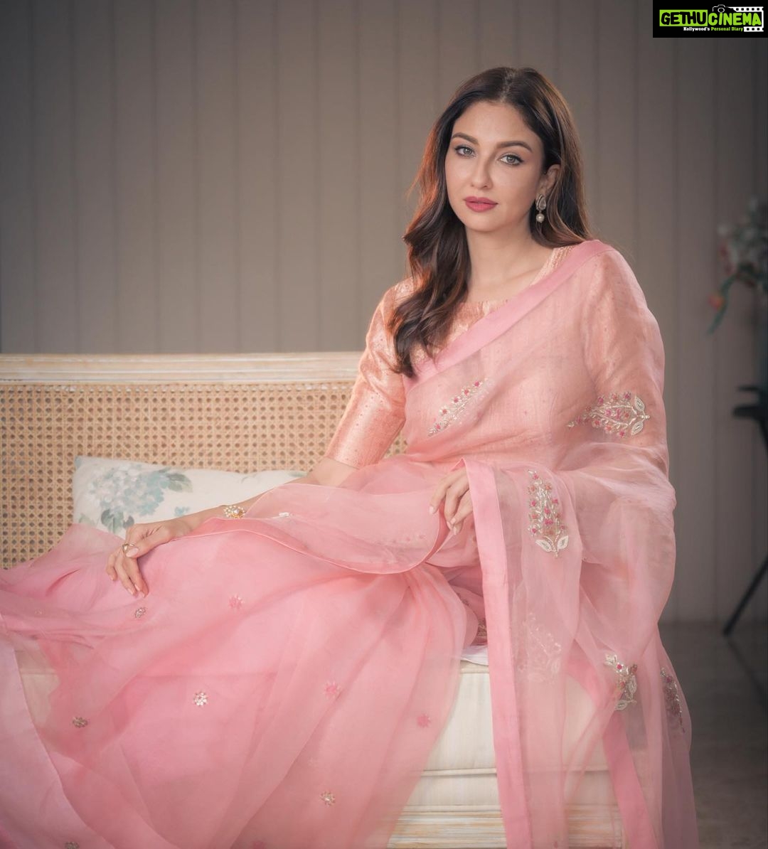 Saumya Tandon Instagram - Saree love! Ready for the aarti and visiting friends and taking blessings from Bappa. #saumyatandon #saree #sareelove Shot by @deepak_das_photography Saree @thesilksaga Styled by @shalu_jaiswani Hair by @jyoti_gabit Mumbai, Maharashtra