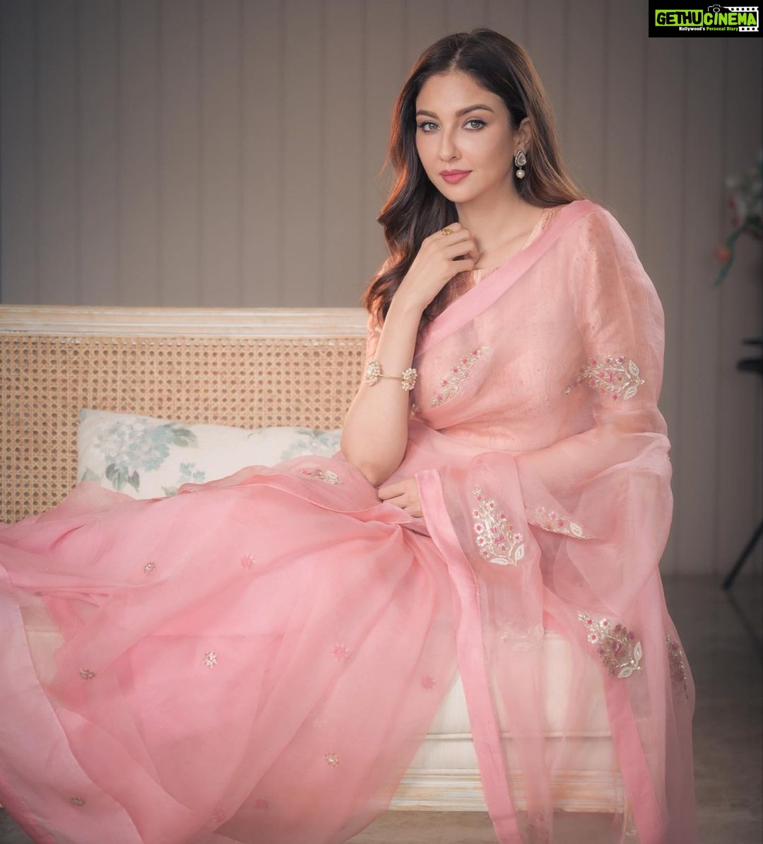 Saumya Tandon Instagram - Saree love! Ready for the aarti and visiting friends and taking blessings from Bappa. #saumyatandon #saree #sareelove Shot by @deepak_das_photography Saree @thesilksaga Styled by @shalu_jaiswani Hair by @jyoti_gabit Mumbai, Maharashtra