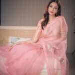 Saumya Tandon Instagram - Saree love! Ready for the aarti and visiting friends and taking blessings from Bappa. #saumyatandon #saree #sareelove Shot by @deepak_das_photography Saree @thesilksaga Styled by @shalu_jaiswani Hair by @jyoti_gabit Mumbai, Maharashtra