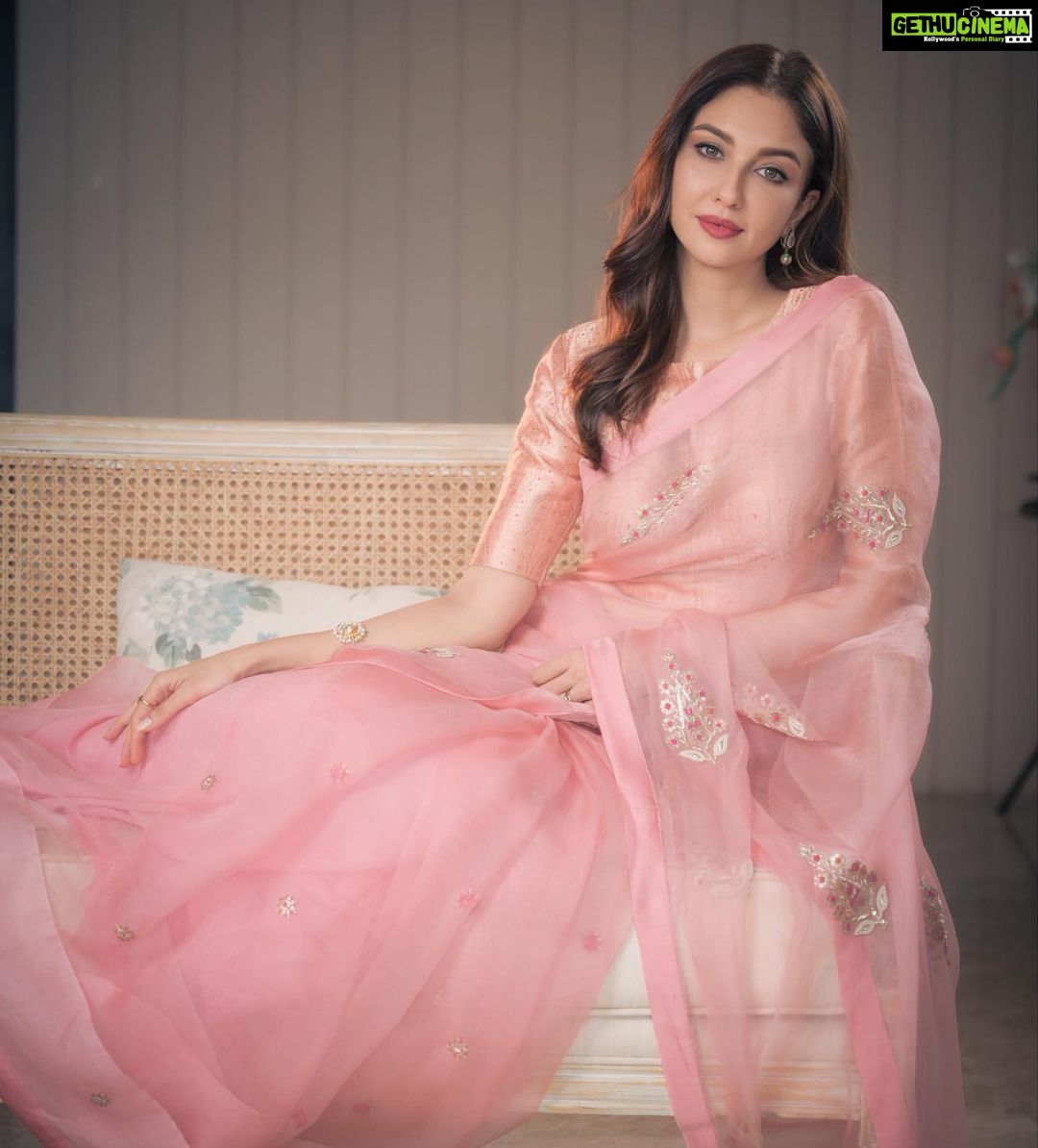 Saumya Tandon Instagram - Saree love! Ready for the aarti and visiting friends and taking blessings from Bappa. #saumyatandon #saree #sareelove Shot by @deepak_das_photography Saree @thesilksaga Styled by @shalu_jaiswani Hair by @jyoti_gabit Mumbai, Maharashtra
