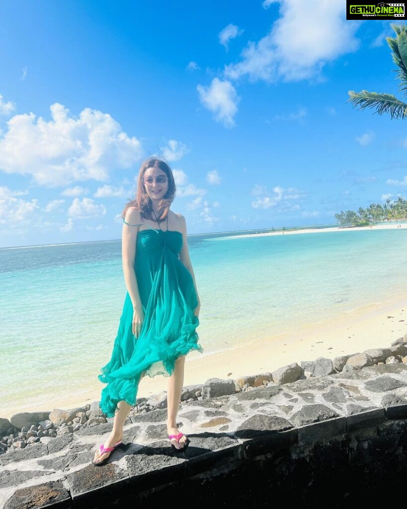 Saumya Tandon Instagram - Sea love! #Throwback #holiday #sea #saumyatandon