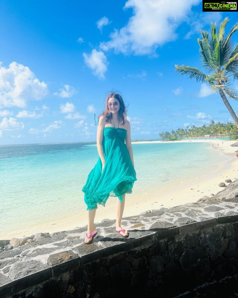 Saumya Tandon Instagram - Sea love! #Throwback #holiday #sea #saumyatandon