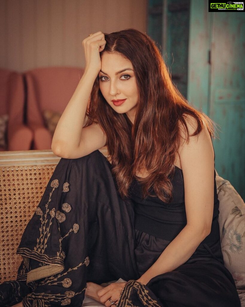 Saumya Tandon Instagram - How many times I think what if I had to relive my life , will I do things differently, what would I change and how will it be if I took another choice…., I wouldn’t give the typical perfect answer that I wouldn’t change anything , I surely wonder may be I could have done it better and differently, worked harder , been more positive or may be worried less or May could have waited more before taking a choice……. And then this song I grew up listening to…..eternal Jagjit singh , Chitra is singing this offcourse . I was in school I too hugely to ghazals and all I knew of it was thanks to Jagjit singh. Wonder how this generation could ever grow without the poetry and deal with loneliness and heartache without his songs. Clicked by @deepak_das_photography #saumayatandon #mood #potrait