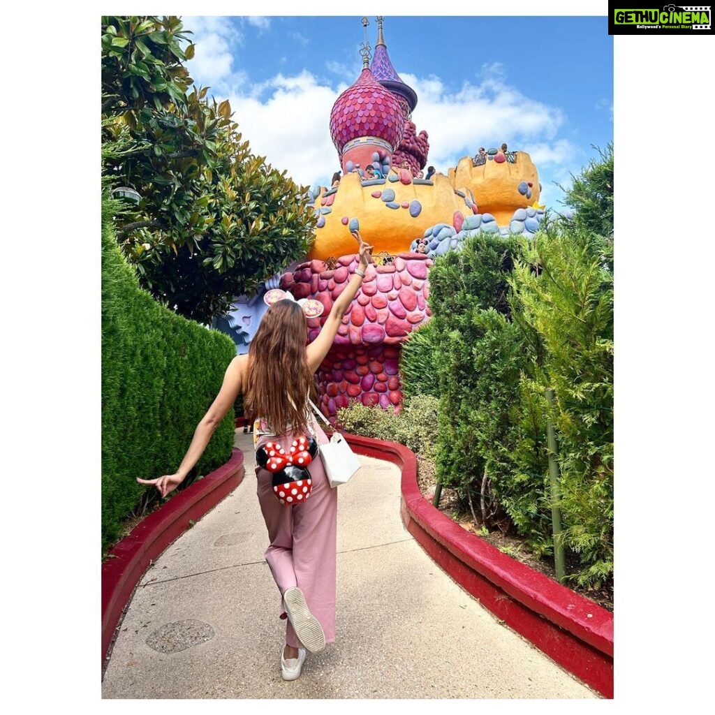 Sauraseni Maitra Instagram - “‘Who in the world am I?’ Ah, that’s the great puzzle!” 😜🤭😉 #myownwonderland #aliceinwonderland #disneyland #disney #disneylife #fin Disneyland Paris