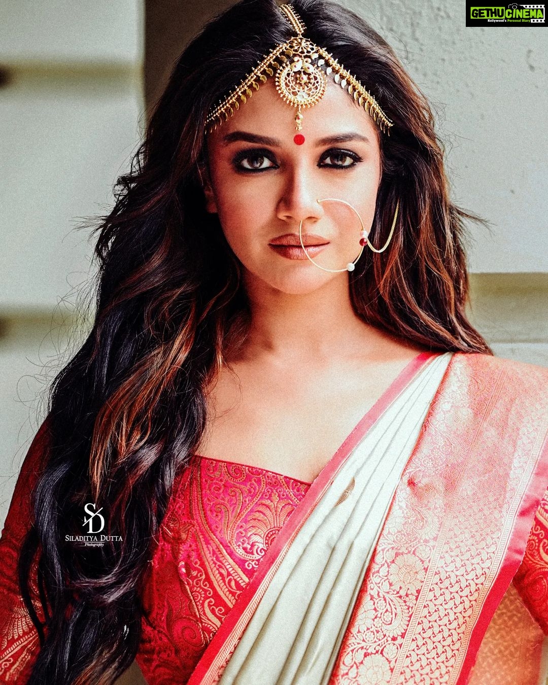 Sauraseni Maitra Instagram - Pujo Shoot on today's @calcuttatimes Face : @sauraseni1 💛 Photo : @siladitya_dutta Makeup : @sahababusona Hair : @ginni_love21 Styled by :@style_by_madhab Video by : @bipradip_chakraborty Coordinate by : @ruman_ganguly . . . . . . . . . . . . . . . . . . . . . . . #actress #photoshoot #fashionblog #fashionblogger #fashionmagazine #portraitsgames #styleblogger #portraitspg #portraitsmood #photooftheday #fashionblogger_de #portraitphotography #fashiondiaries #fashioneditorial #fashionphotography #fashionwoman #ootd #ootdfashion #portraits #portraitpage #styleinspiration #portraitmood #fashionaddict #wiwt #moodygrams #incredibleindia #fashionphotography #fashionphotographer #instafashion #fashionworld Royal Calcutta Turf Club
