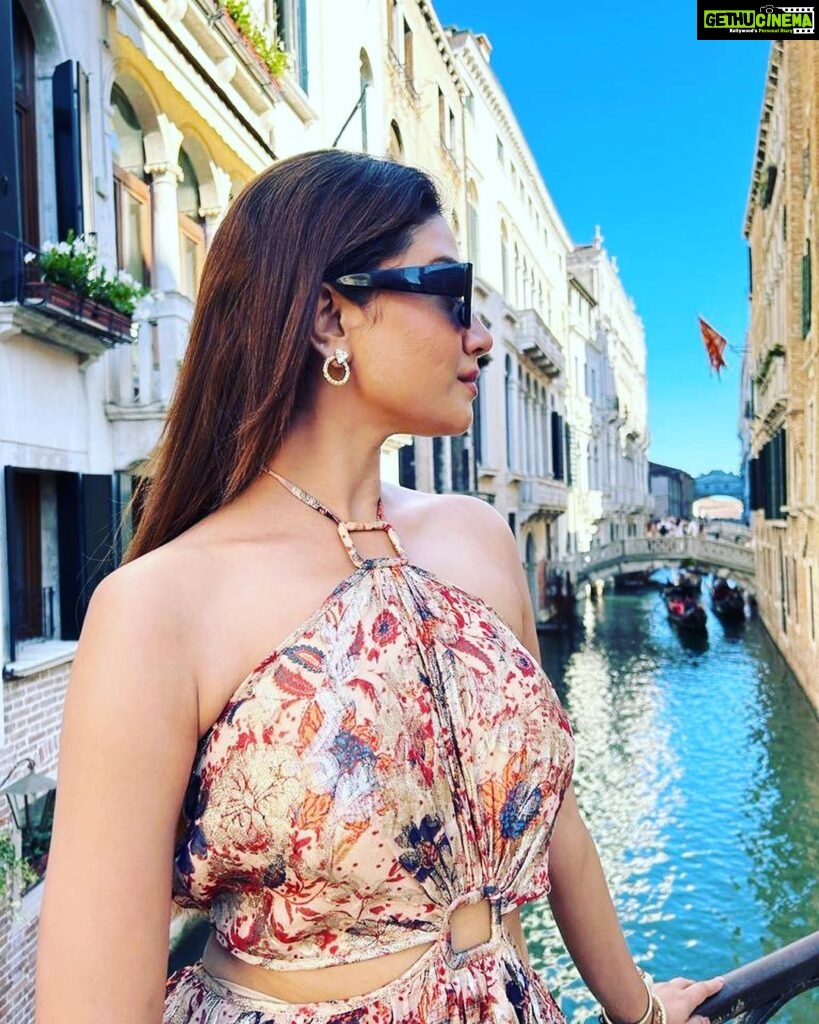 Sauraseni Maitra Instagram - Left a pizza my heart in Venice! 🤩🍕 #summer #venice #italy #italiansummer #travel #travelgram #gondola Venice, Italy