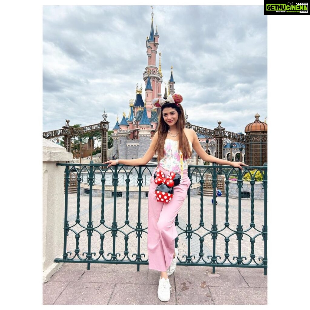 Sauraseni Maitra Instagram - Definitely “THE HAPPIEST PLACE ON EARTH “ 😍😍😍💃🏻💃🏻🥰 #disneyland #takemeback Disneyland Paris