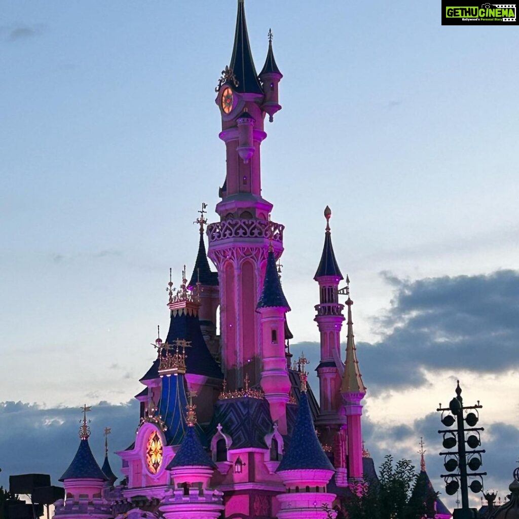 Sauraseni Maitra Instagram - Definitely “THE HAPPIEST PLACE ON EARTH “ 😍😍😍💃🏻💃🏻🥰 #disneyland #takemeback Disneyland Paris
