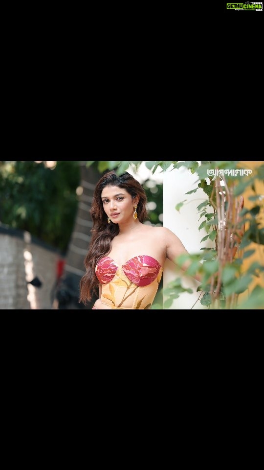 Sauraseni Maitra Instagram - আনন্দলোক পূজাবার্ষিকী ft সৌরসেনী মৈত্র #anandalokXSauraseni #reelitfeelit #fashionreels ফোটোগ্রাফি : শিলাদিত্য দত্ত ভিডিও : বিপ্রদীপ চক্রবর্তী মেকআপ : সাধভিকা দেবশর্মা স্টাইলিং : মাধব সরকার পোশাক : রিমি নায়েক গয়না : সারা কস্টিউম জুয়েলারি লোকেশন : দ্য ভবানীপুর হাউস ফুড পার্টনার : সপ্তপদী