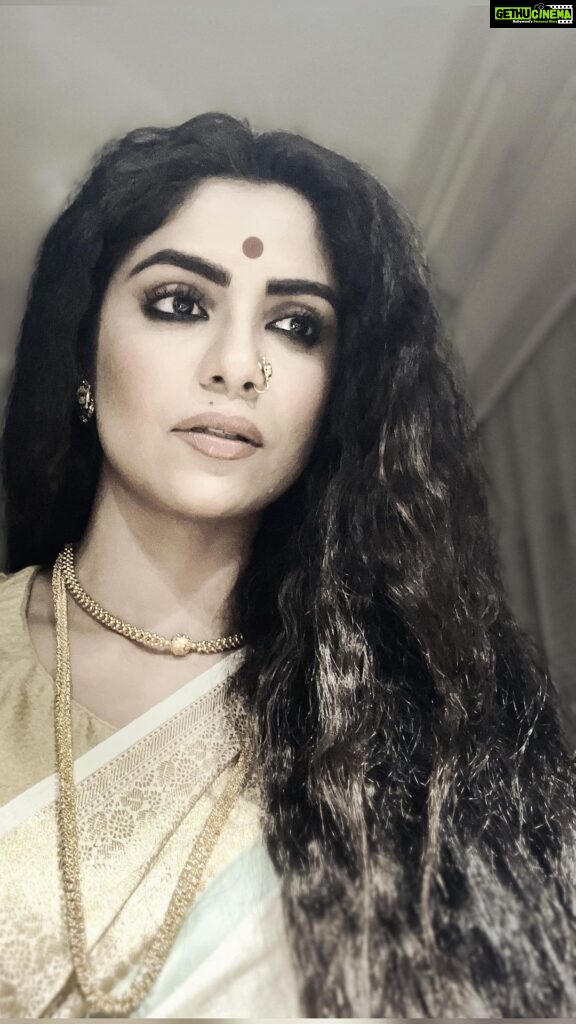 Sayantani Ghosh Instagram - "Acting is not about being someone different. It's finding the similarity in what is apparently different, then finding myself in there." -Meryl Streep #lovemyjob #lovemylife #actor #artist #actorlife #passion #love 🎥❤
