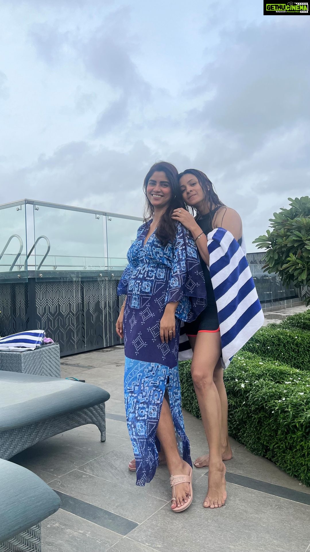Sayantani Ghosh Instagram - 💃Makeba with my bestie 😍 @barkhasengupta Loc : @fairfieldbymarriottmumbai #fun #dance #trending #trendingreels #trendingsongs #bestie #chilling #makeba #instalike #fairfieldbymarriott #love