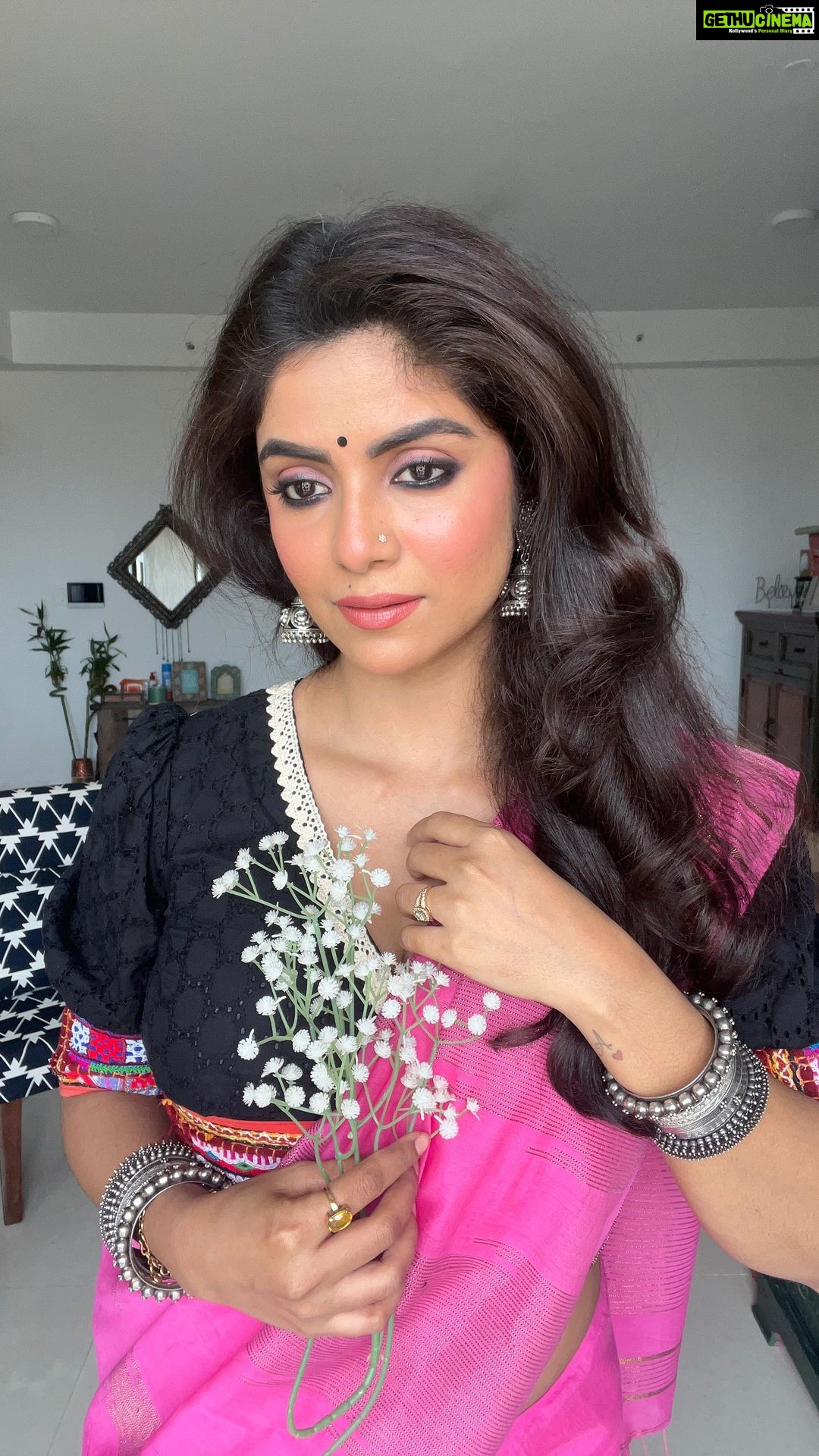 Sayantani Ghosh Instagram - 🌸दिल कि बात.. . . #reels #reeloftheday #mood #desigirl #sareelove #sareelove #instalike #trendingreels #love #sayantanighosh 💞