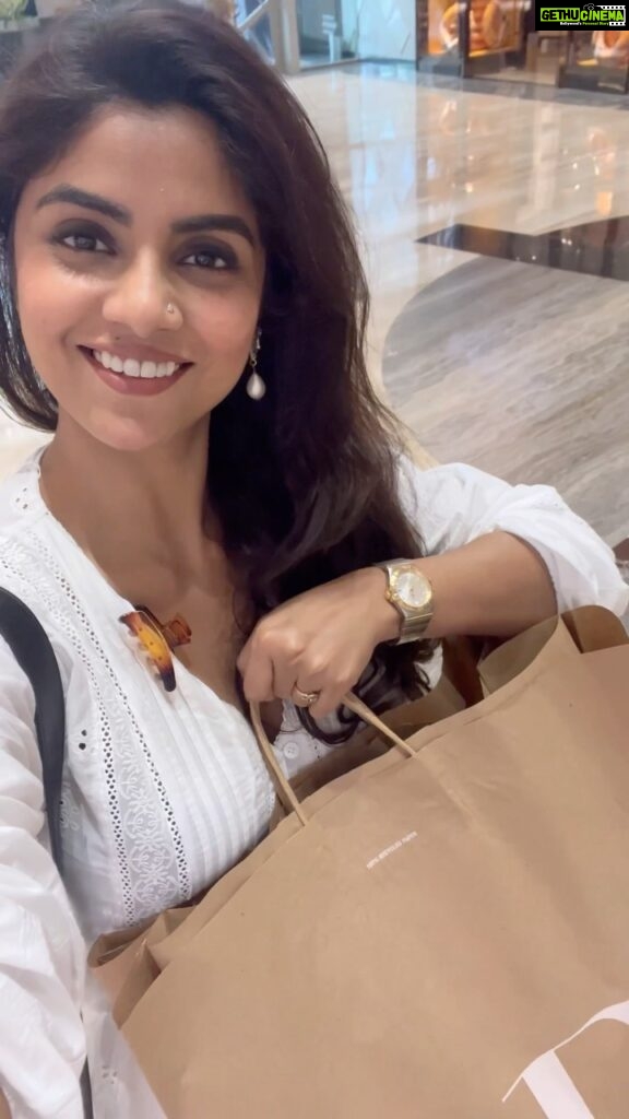 Sayantani Ghosh Instagram - 😁Saturday ... It's all about treating yourself a little ... and what better way than to go shopping ?? 🤪😁🤷‍♀ It's a day out with my girlfriend @smritikukreja, literally opening the gates of the mall( we really do weird things when it's sale time !! 🙈),lotsa walking around,buying things n pampering ourselves a bit , having a great lunch, little gossip n lotsa giggles ... 😍 Tell me how was your Saturday ?? . #saturday #dayout #shopping #stressbuster #fun #girlfriend #happiness #reels #girlsdayout #shopaholic #therapy #shoppingistherapy #confessionsofashopaholic #instalike #loveyourself #selfcare #selflove #love #sayantanighosh