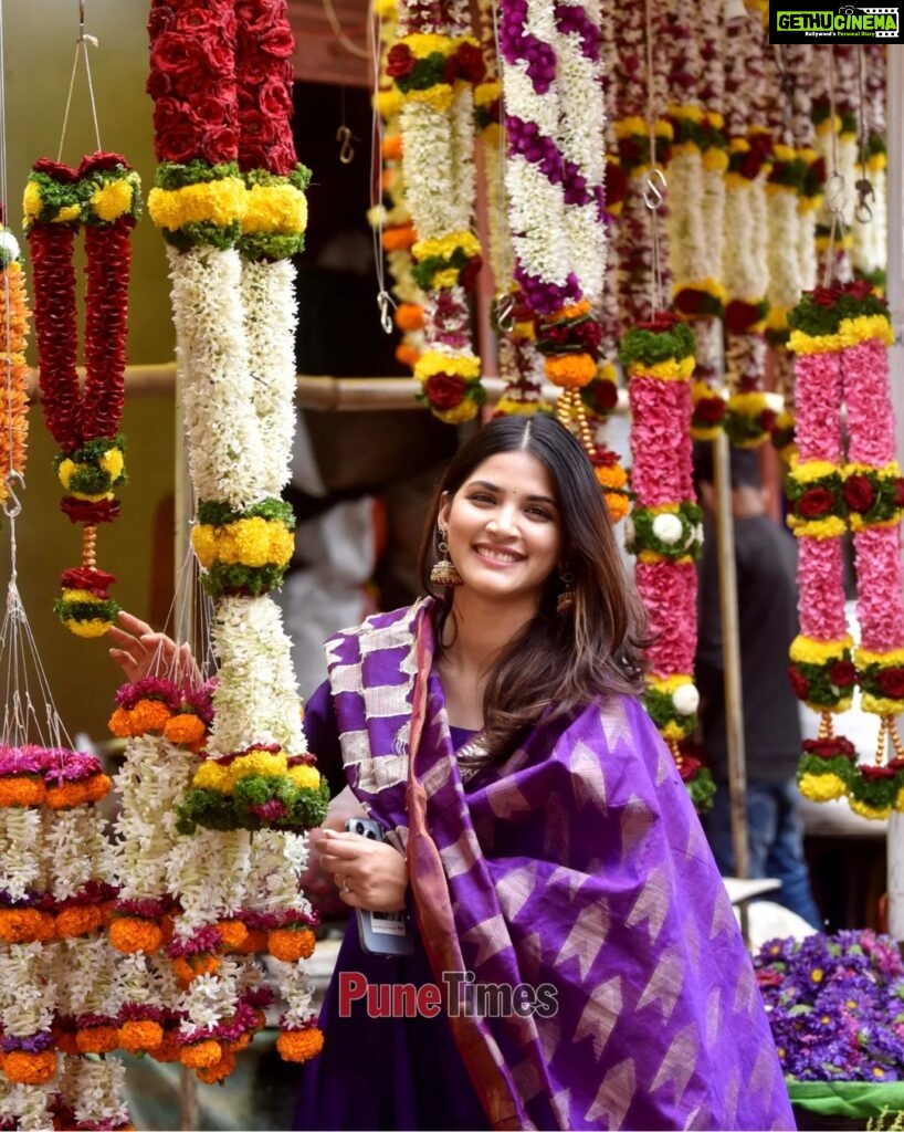 Sayli Patil Instagram - When we went #Ganeshotsav flower shopping with @sayliipatil in the city . . #saylipatil #ganeshotsav #GanpatiBappaMorya #flowers #pune #punetimes #exclusive Pune, Maharashtra