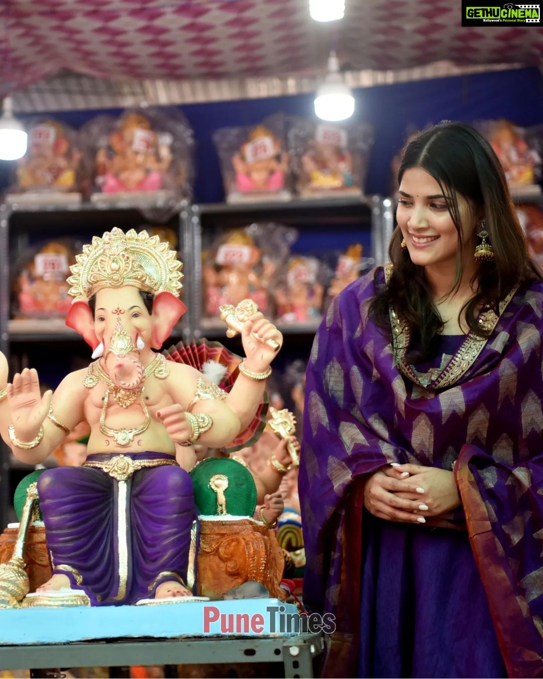 Sayli Patil Instagram - When we went #Ganeshotsav flower shopping with @sayliipatil in the city . . #saylipatil #ganeshotsav #GanpatiBappaMorya #flowers #pune #punetimes #exclusive Pune, Maharashtra