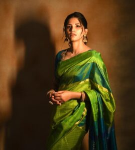 Sayli Patil Instagram - 🦚 

Styled by @labelsonalesawant 
Saree by @kasatsarees 
Blouse by @labelsonalesawant
Makeup @punemakeupartist__bshree 
Picture by @kaustubh_gokhale