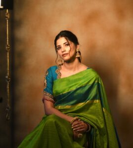Sayli Patil Instagram - 🦚 

Styled by @labelsonalesawant 
Saree by @kasatsarees 
Blouse by @labelsonalesawant
Makeup @punemakeupartist__bshree 
Picture by @kaustubh_gokhale