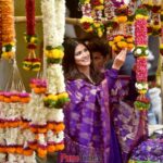 Sayli Patil Instagram - When we went #Ganeshotsav flower shopping with @sayliipatil in the city . . #saylipatil #ganeshotsav #GanpatiBappaMorya #flowers #pune #punetimes #exclusive Pune, Maharashtra