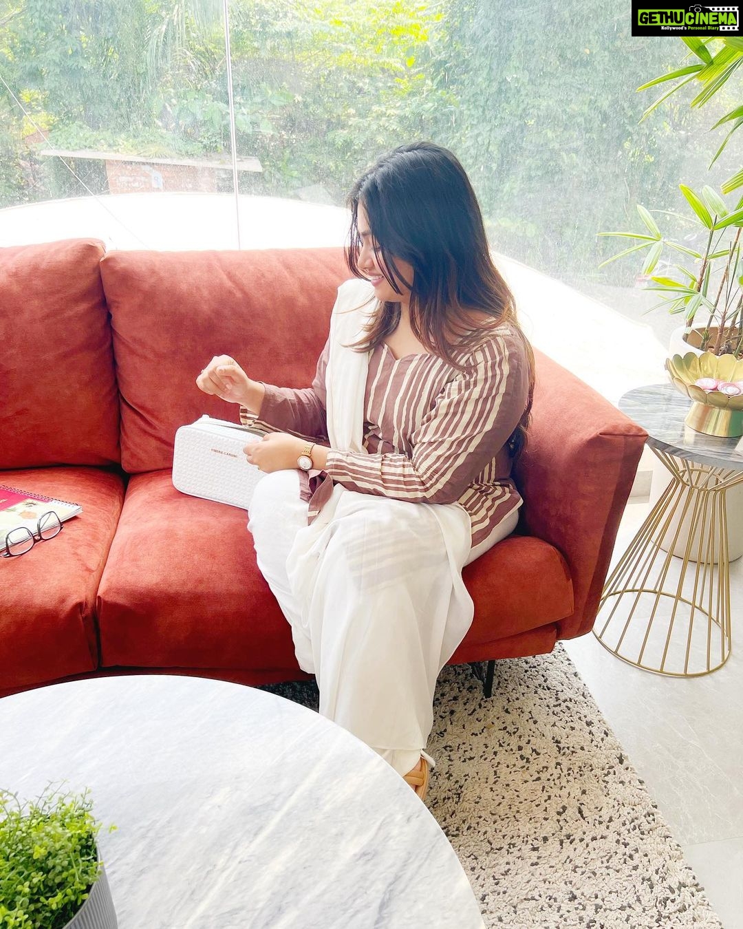Shaalin Zoya Instagram - You have no idea how much I love wearing simple cotton churidar for a regular basis. In a world full of crop tops, here I’m. Am I unfit for this generation? Will they approve me? Panampilly Nagar