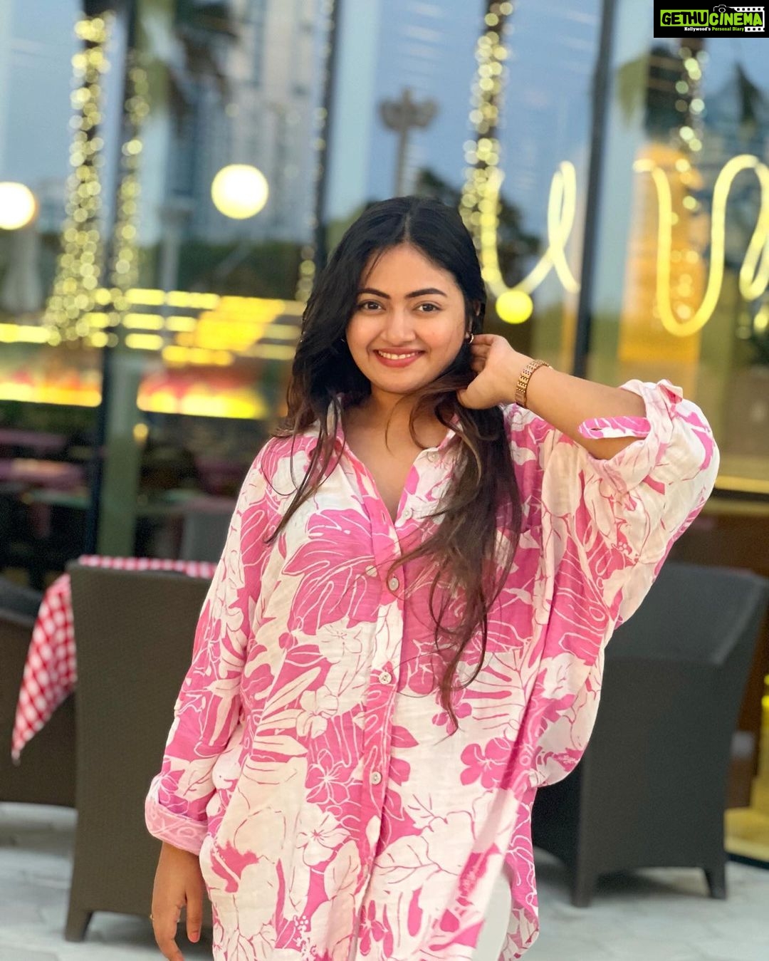 Shaalin Zoya Instagram - This is my favourite song. There is such magic in this song can’t be ignored ever. Also, wearing my mom’s dress as usual 🥰 FIVE Jumeirah Village